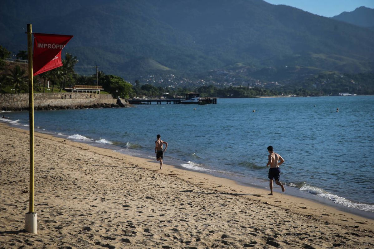 Trabalhador que entregou atestado e postou foto na praia é multado em R$ 500